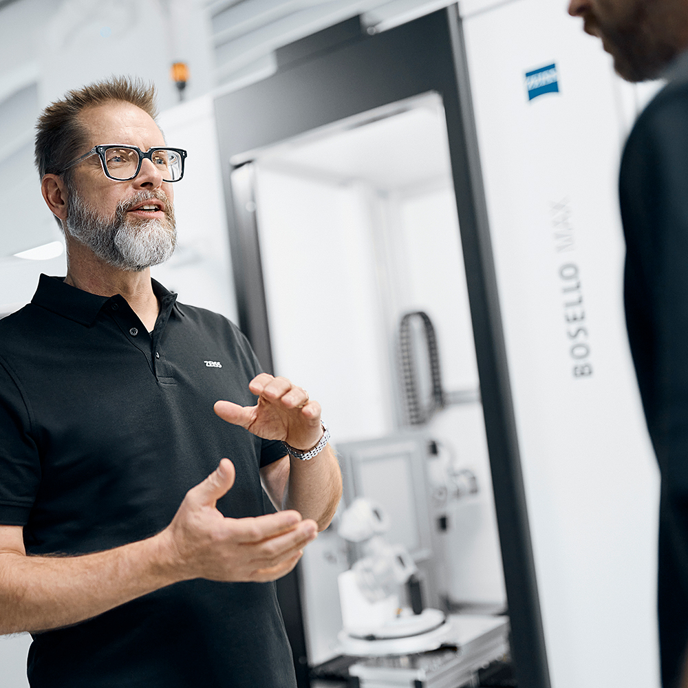 Técnico de servicio experimentado de un sistema de rayos X ZEISS BOSELLO 2D